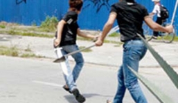 Bắt 5 thanh niên chém người đi đường để trả thù